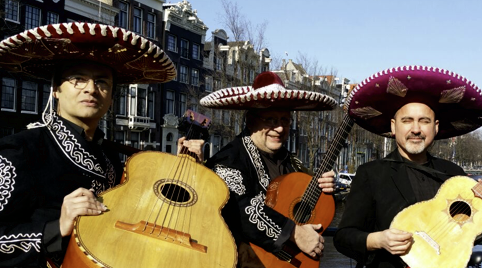 Een groep van drie of meer muzikanten huren